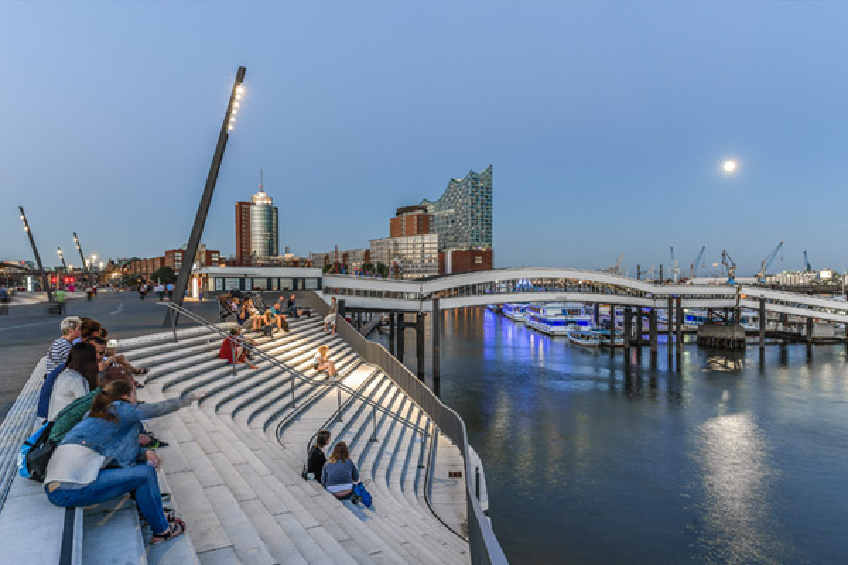 Lebendig beleuchtet: Die neue Hafenpromenade in Hamburg - HIGHLIGHT