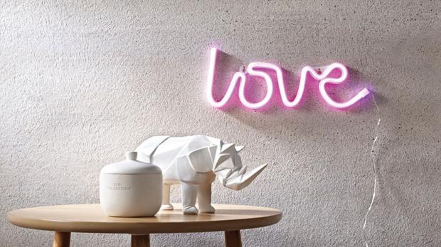 LED-Schriftzug Love bei lampenwelt.de