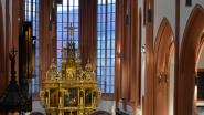 Im Hauptschiff des imposanten Sakralbaus kommen klassische Pendelleuchten zum Einsatz. Foto: Evang-Luth. Kirchengemeinde Bayreuth-Stadtkirche