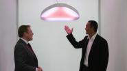 Weiß ist nicht gleich weiß: Steffen Salinger (links) verweist auf die Artemide-Lichttechnologie „My White Light“.
