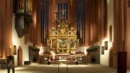 Für den Chor wurden an den so genannten „Energiesäulen“ Zonierungsstrahler angebracht, die mit Hybridlinsen versehen sind. Foto: Evang-Luth. Kirchengemeinde Bayreuth-Stadtkirche