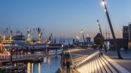 Die Lichtplanung der Hochwasserschutzanlage mit Promenade und Treppenanlagen ordnet sich klar der architektonischen Strenge des Baukörpers unter. Foto: Martin Zitzlaff
